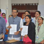 Билкис Ахтер и Шилпи Ахтер подписывают договор от имени профсоюза