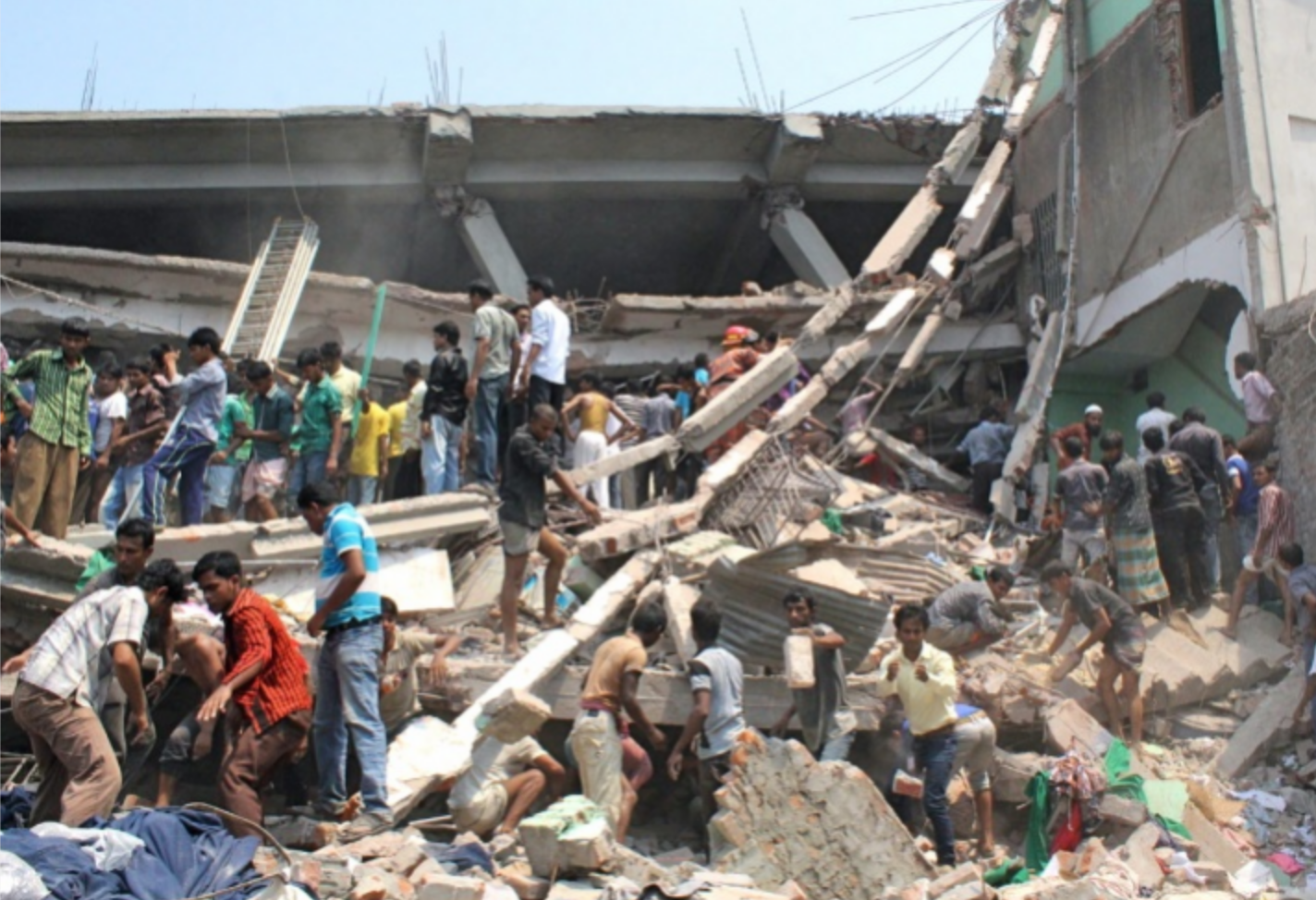 Recherche de travailleurs survivants après l’effondrement du Rana Plaza, 24 avril 2013.