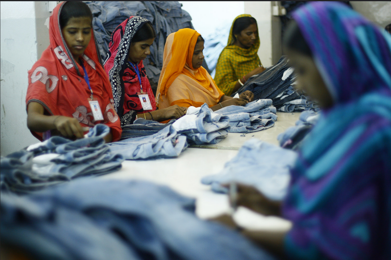 Рабочие-швейники в Бангладеш