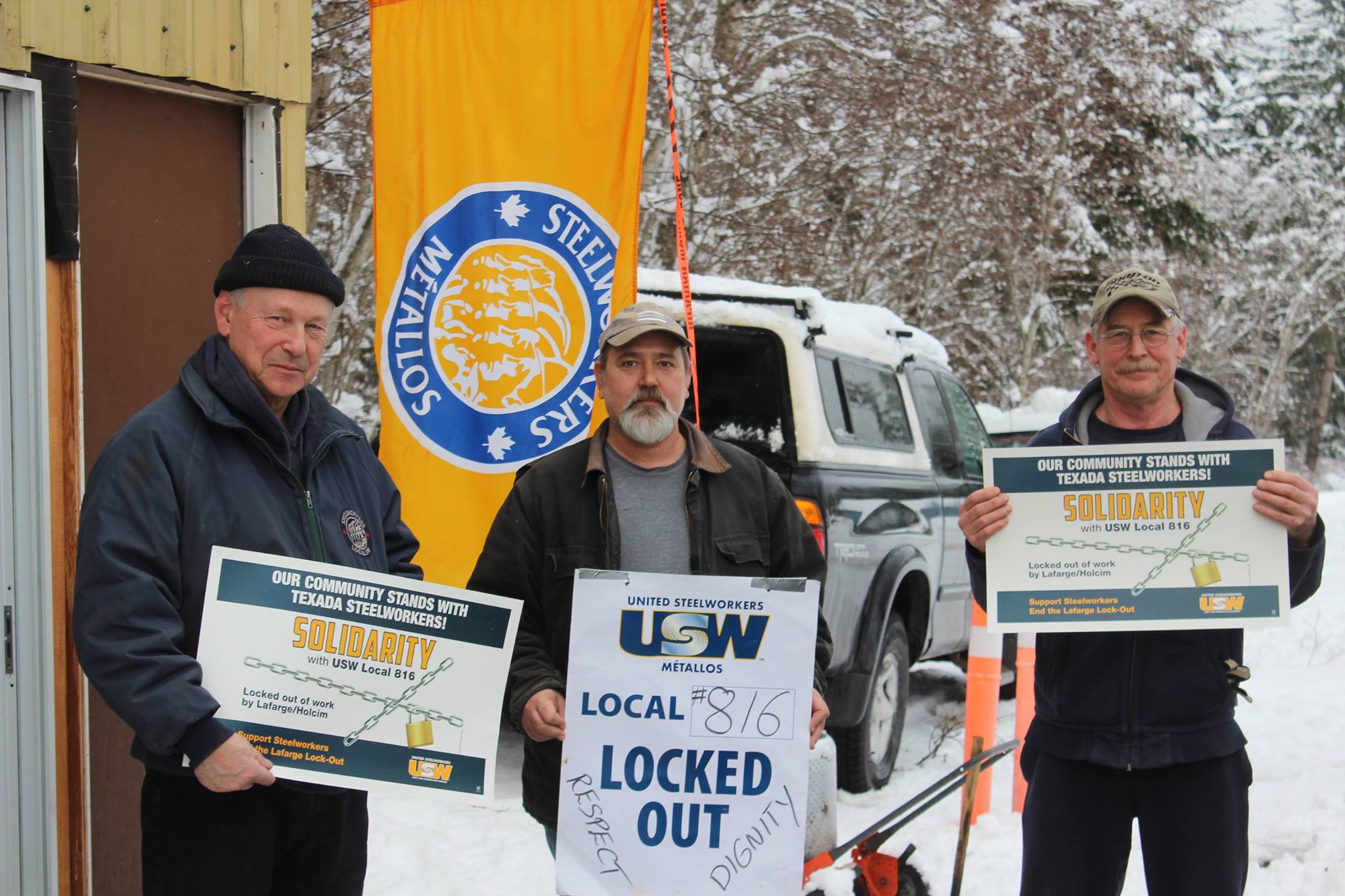 Члены USW во время пикета, фото со странички местного подразделения USW 816 в Facebook 