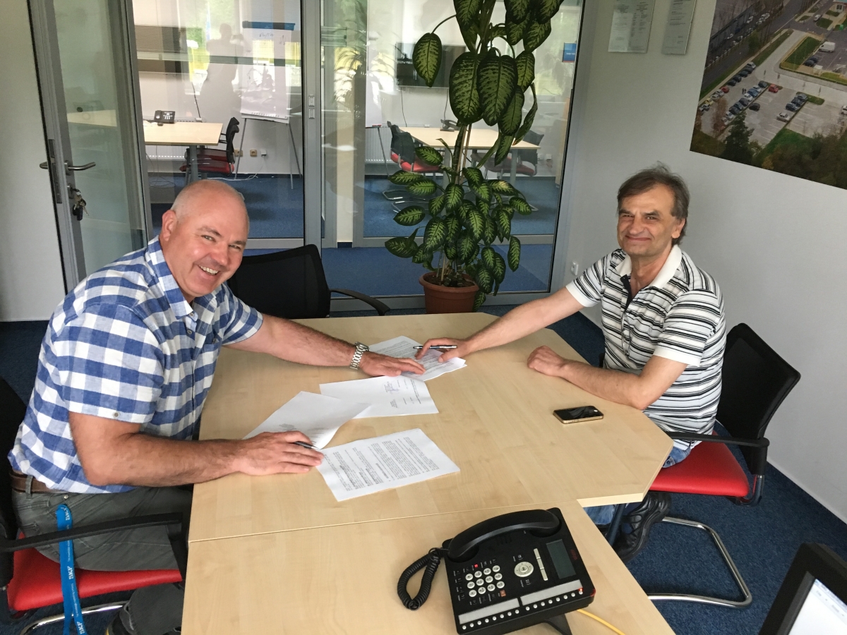 Signature de la première convention collective applicable aux employés du site de Chodov, juin 2017