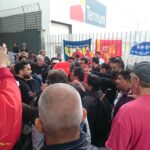 Во время пересменки к участникам акции присоединились рабочие Ternium и члены других профсоюзов.