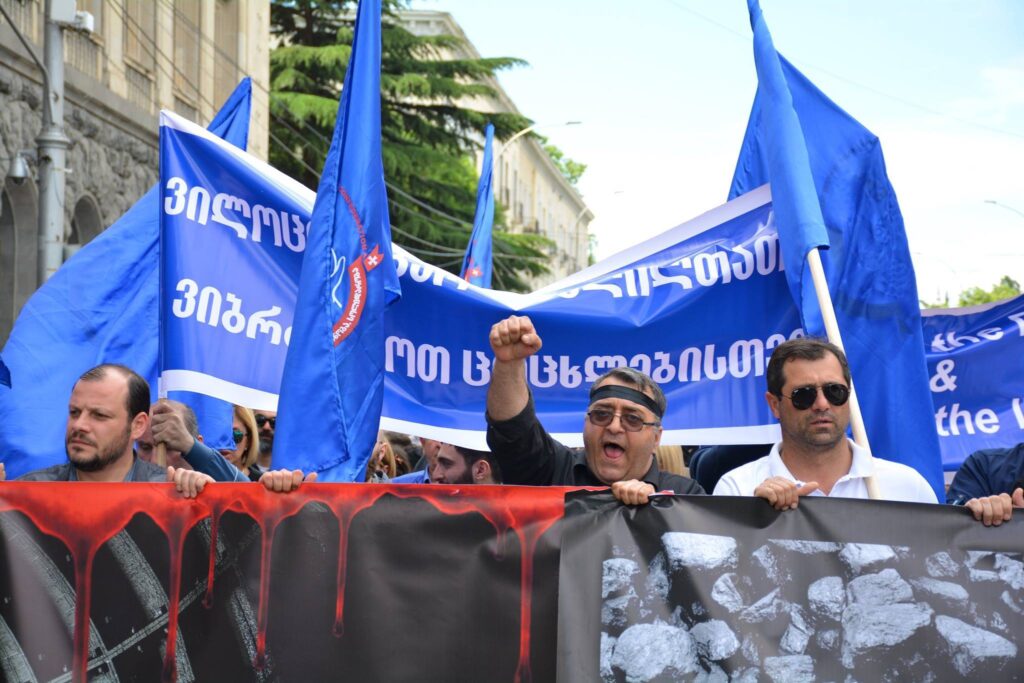 En la manifestación de protesta en Tbilisi