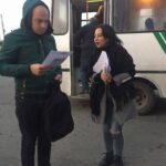 Jeunes manifestants syndicaux donnant des informations aux travailleurs à l’entrée de l’usine