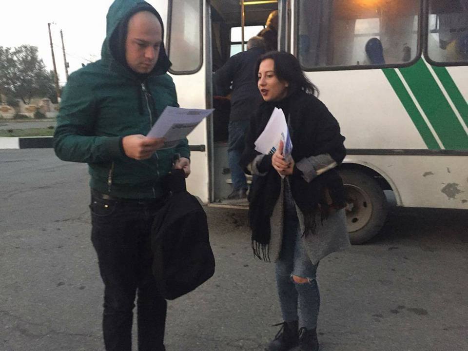 Jeunes manifestants syndicaux donnant des informations aux travailleurs à l’entrée de l’usine