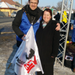 Представитель IndustriALL Том Гринтер с уволенным профсоюзным лидером Эдит Ковач.