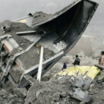 По меньшей мере 18 человек были погребены под тоннами земли в результате обрушения вскрышных пород на объекте угольной шахты в Индии.