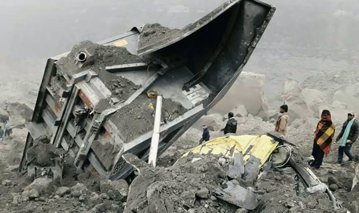 По меньшей мере 18 человек были погребены под тоннами земли в результате обрушения вскрышных пород на объекте угольной шахты в Индии.