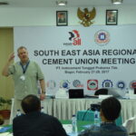 Маттиас Хартвич, директор IndustriALL по вопросам отраслей перерабатывающей промышленности и машиностроения, презентовал этапы проведения кампании в поддержку прав работников LafargeHolcim.