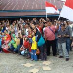 Рабочие и их семьи твердо стоят на своей позиции