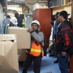 Полиция охраняет представителей руководства, пока те выносят личное имущество уволенных работников