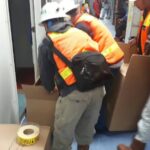 Полиция охраняет представителей руководства, пока те выносят личное имущество уволенных работников