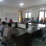 Des gardes armés veillent sur les pourparlers de médiation avec les syndicats et l'administration locale du travail à Girsek, le 6 mars 2017 