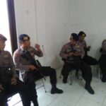 Des gardes armés veillent sur les pourparlers de médiation avec les syndicats à Girsek, le 6 mars 2017 