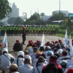 Manifestation pacifique en forme de "sit-in" des grévistes devant PT Smelting, le 9 mars en Indonésie 
