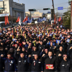 Участники митинга, организованного Корейским профсоюзом рабочих-металлистов, около главного входа на территорию верфи Hyundai Heavy Industries в городе Ульсан обещают поддержать борьбу против незаконной реструктуризации. Фото: Дон Чжун Шин