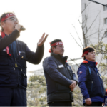 Председатель отделения профсоюза KMWU работников Hyundai Motor Пак Ю Ги, председатель отделения профсоюза KMWU работников города Ульсан Кан Су Ёль и председатель Регионального совета KCTU города Ульсан  Квон Огил выступают на митинге. Фото: Дон Чжун Шин