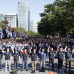 Тысячи лидеров и рядовых членов местных профсоюзов проводят 24 мая в Сеуле демонстрацию около здания Национального собрания Кореи, призывая принять  “Законопроект о реформе чеболей”, “Специальный закон о развитии производственной базы”, “Законопроект о запрете антипрофсоюзной деятельности”. После минуты молчания в память о погибших в борьбе за права трудящихся и демократию рабочие, открывая митинг, исполнили песню “Марш народа”. Фото: Шин Дон Джун