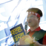 Президент KMWU Ким Сан Гу выступает 24 мая на митинге около здания Национального собрания. Он призывает новое правительство принять Законопроект о реформе чеболей, Специальный закон о развитии производственной базы и Законопроект о запрете антипрофсоюзной деятельности. Фото: Шин Дон Джун