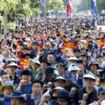 Лидеры и члены местных профсоюзов KMWU до начала акции около здания Национального собрания Кореи прошли маршем к штаб-квартире партии Минчжу (Демократической партии Кореи), Корейской партии свободы и Народной партии и призвали все политические партии принять три законопроекта о реформах. Фото: Шин Дон Джун