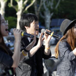 Группа художественной самодеятельности “Tinged in Song” исполняет песню во время демонстрации 24 мая. Фото: Шин Дон Джун