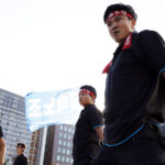 Члены KMWU с разных предприятий используют во время акции формы культурного самовыражения, призывая принять законопроекты о реформах. Фото: Шин Дон Джун