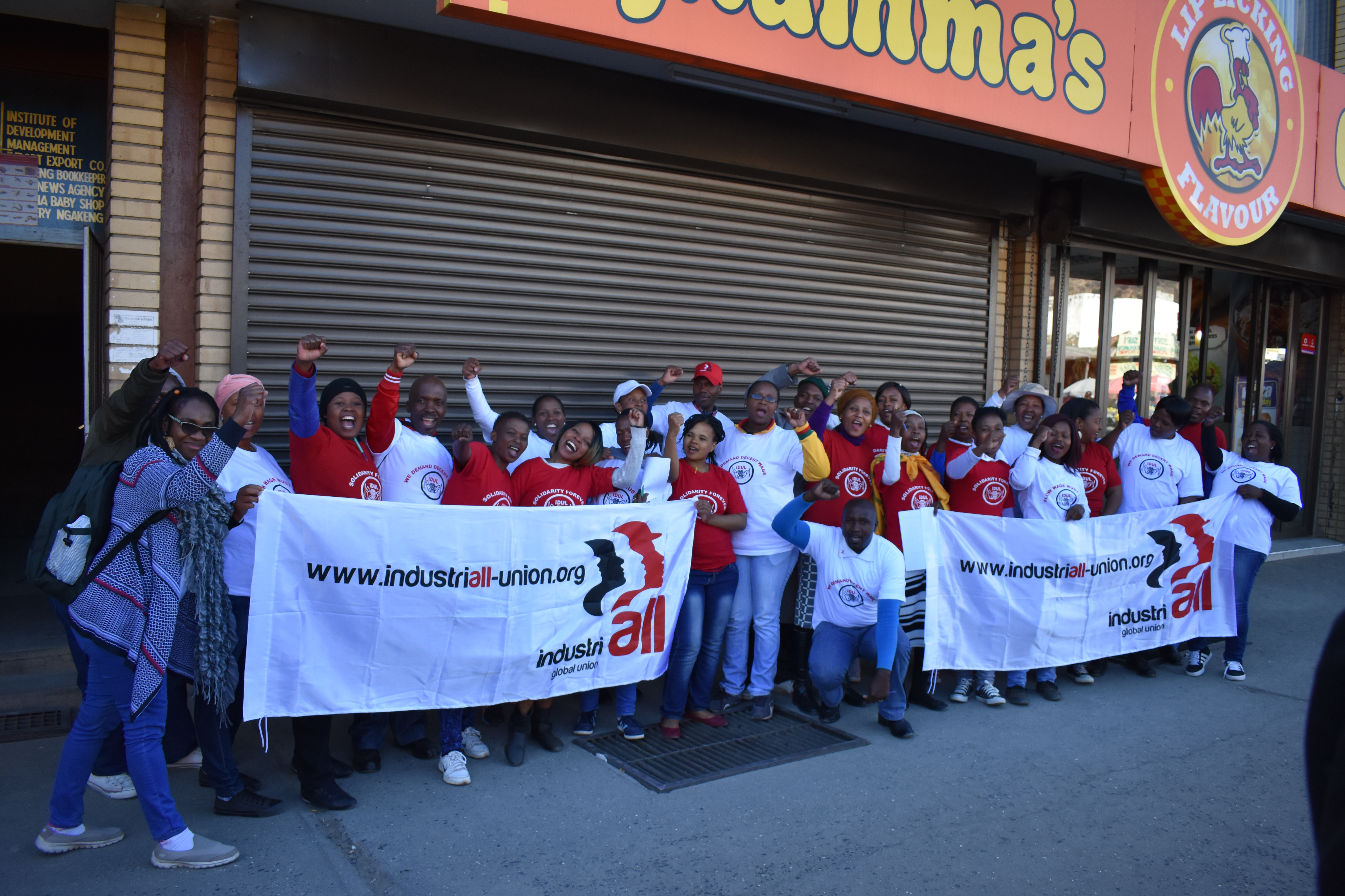 Membres du syndicat indépendant et démocratique du Lesotho en train de revendiquer des salaires décents 