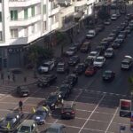 Поток автомобилей участников акции протеста движется по улицам Касабланки 19 октября 2017 года.