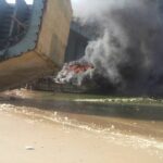 Токсичный дым извергается из объятого пламенем судна.