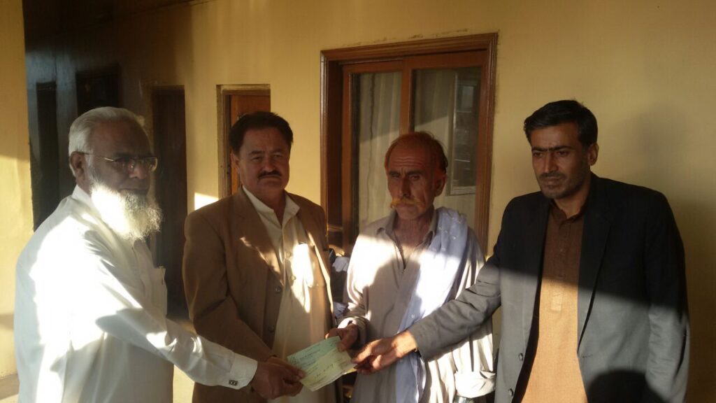 Momentos en que Bashir Mehmoodani, Presidente del Sindicato de Desguace de Buques de Mazdoor, entregaba los cheques de compensación a las familias de los trabajadores fallecidos