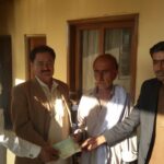 Башир Мехмудани, президент профсоюза работников отрасли утилизации судов, вручает компенсацию семьям погибших работников