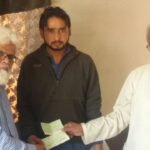 Башир Мехмудани, президент профсоюза работников отрасли утилизации судов, вручает компенсацию семьям погибших работников