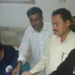 Башир Мехмудани, президент профсоюза работников отрасли утилизации судов, вручает компенсацию семьям погибших работников