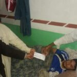 Башир Мехмудани, президент профсоюза работников отрасли утилизации судов, вручает компенсацию семьям погибших работников