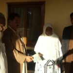 Башир Мехмудани, президент профсоюза работников отрасли утилизации судов, вручает компенсацию семьям погибших работников