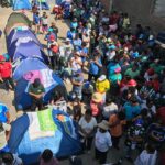 Cientos de trabajadores acampan durante la huelga en Century Mining Perú