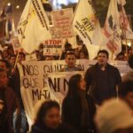 Los trabajadores textiles de Perú marcharon y protestaron contra las condiciones precarias de trabajo - Captura del medio TeleSur