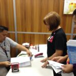 Personnel sénatorial recevant la lettre de soutien des affiliés à IndustriALL au 120 jours de congés maternité payés