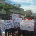 Лидеры заводских профсоюзов SACTWU проводят акцию протеста против Zara and H&M в торговом центре Galleria в Дурбане. Фото: SACTWU