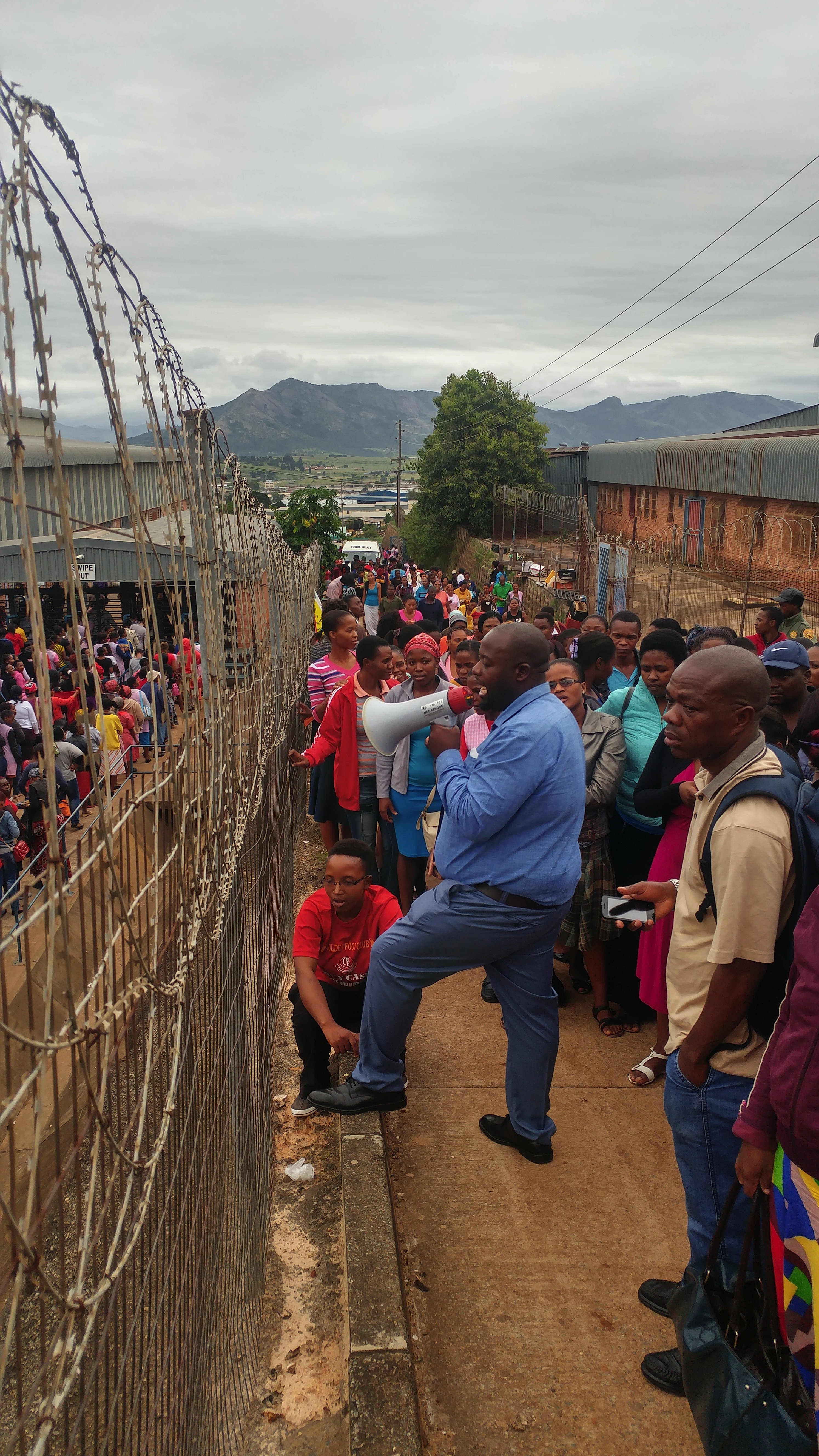 Atuswa проводит собрание около фабрики Fashion International в Мбабане, Свазиленд.