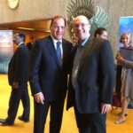 Le Premier ministre suédois Stefan Löfven avec Valter Sanches 