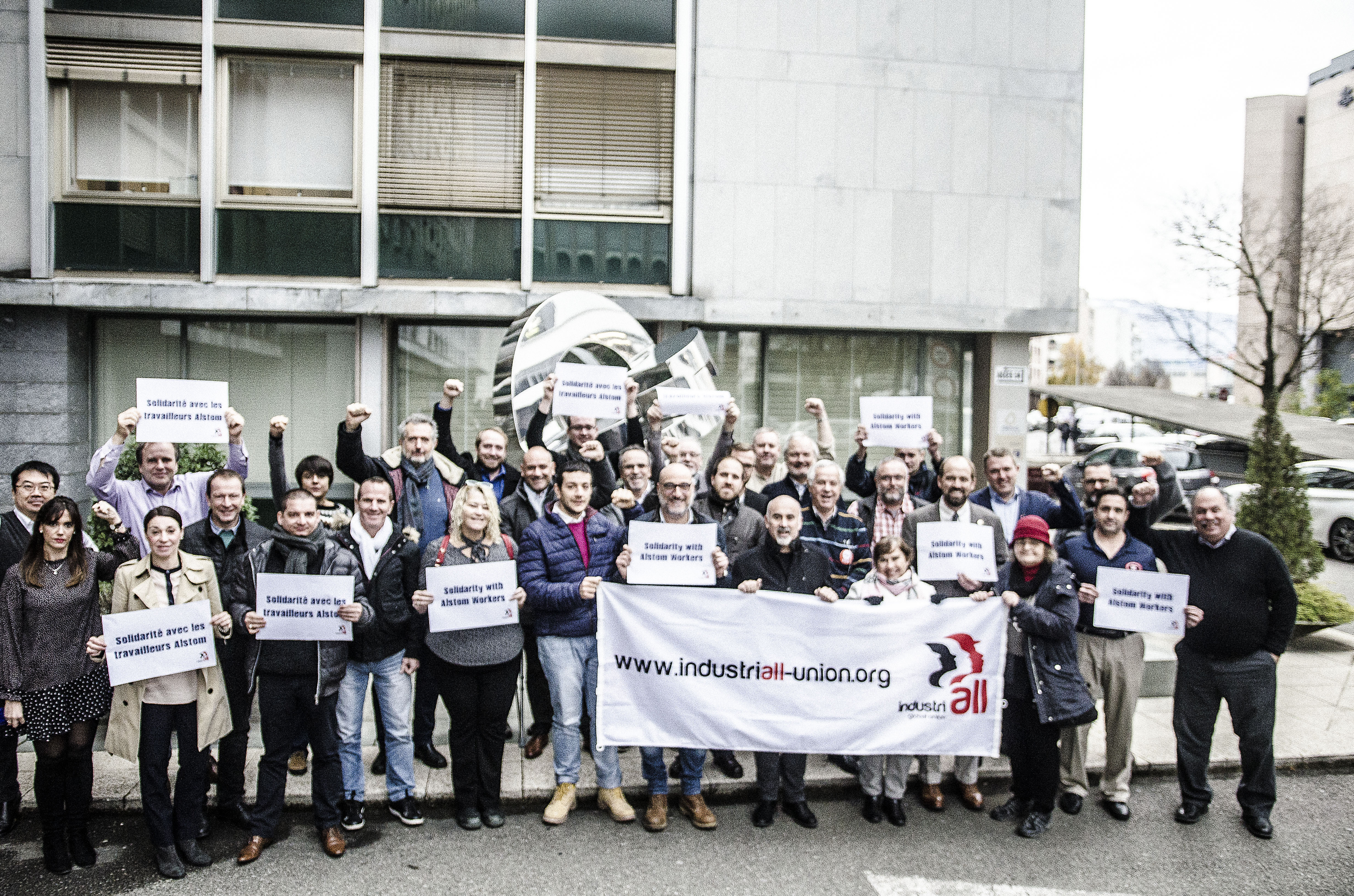Participantes en la reunión de GE en solidaridad con los trabajadores de Alstom