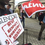 Manifestants se tenant à l’extérieur de la compagnie Glencore AGM