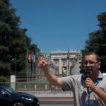 Le Président du SNATEGS, Raouf Mellal, manifeste devant les Nations Unies à Genève, pour protester contre la répression des syndicats de la part du gouvernement algérien, le 13 juin 2017