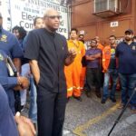 Le président général d’OWTU, Ancel Roget, s’adressant aux membres du syndicat avant d’entamer les négociations finales avec Petrotrin. 