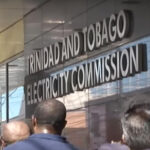 Capturas de imagen del informativo de CNC3 de Trinidad y Tobago muestran la protesta del OWTU en la puerta de TTEC