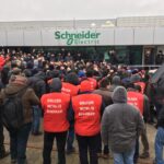 Рабочие-металлисты, члены Birleşik Metal İş, проводят забастовку 20 января около завода Schneider Electric в Турции, до подписания соглашения.