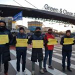 Профсоюзный пикет членов KMWU Posco возле завода Posco в Корее