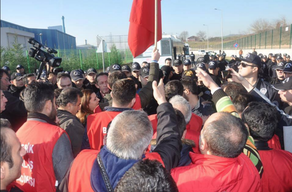 Police attacking marching workers on 26 December (photo Birlesik Metal)