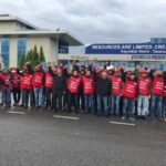 Члены Birleşik Metal-İş возле завода Posco Assan